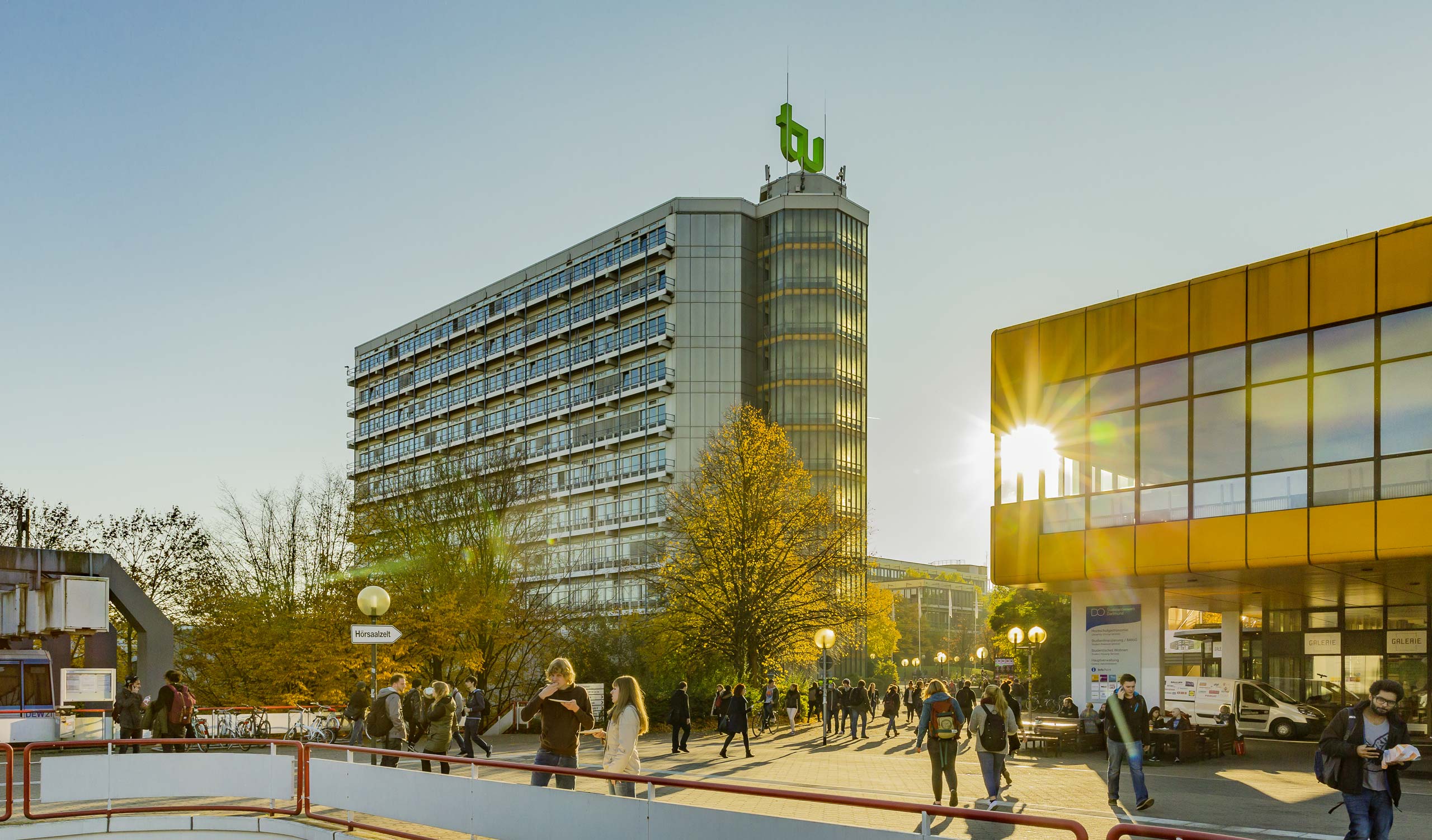 Bild vom Campus und Gebäuden der TU Dortmund bei Sonnenaufgang