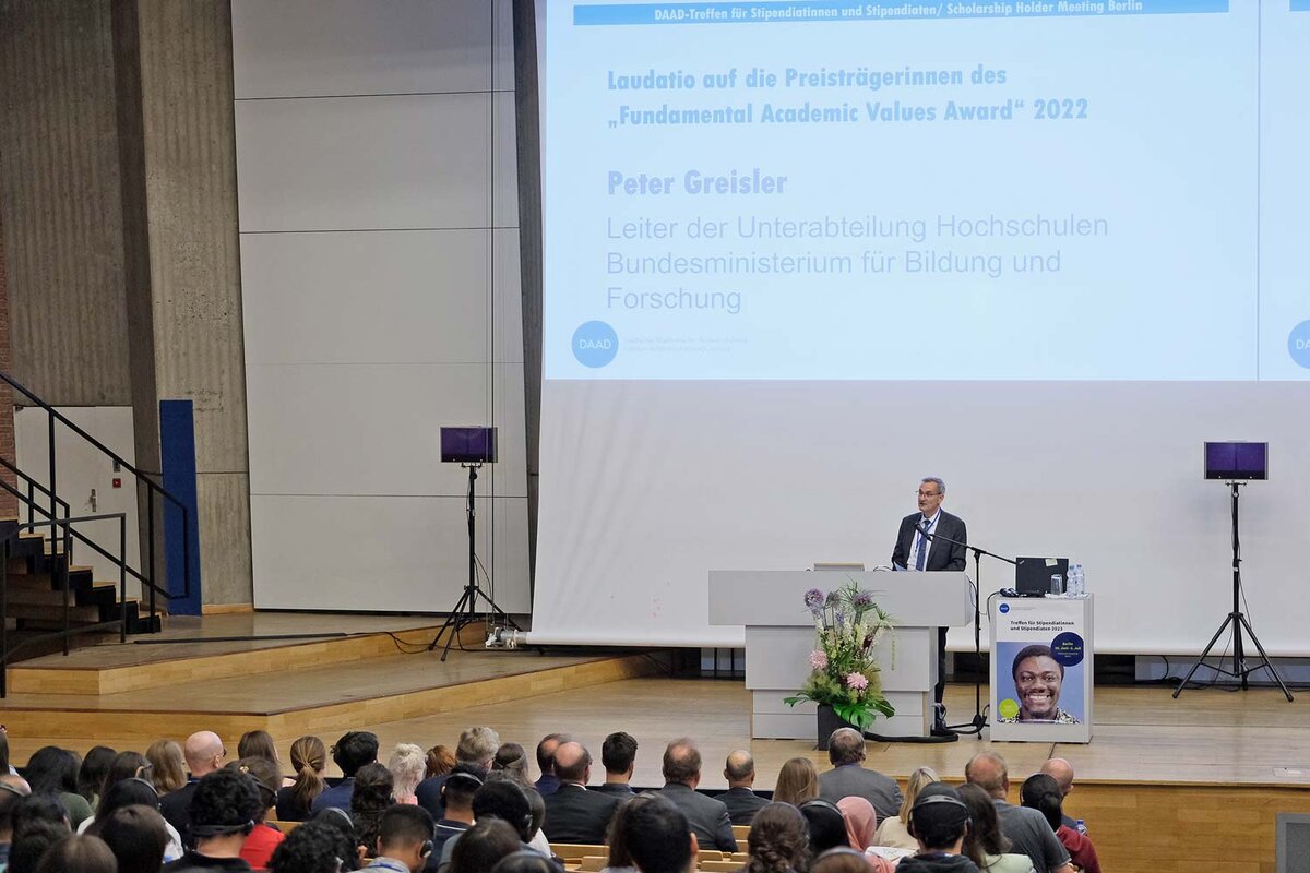 Peter Greisler (Head of the Subdivision Higher Education BMBF) during his laudatory speech for the award winners