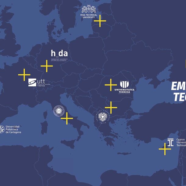 Karte der EUt+, die alle Partneruniversitäten und deren Sitz zeigt. Europa ist dunkelblau dargestellt und die Universitäten sind mit gelben Pluszeichen und den Logos der Unis in weiß/negativ abgebildet.