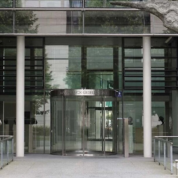 Der Eingang zur Generalverwaltung der Max-Planck-Gesellschaft in der Münchener Hofgartenstraße. Links ist der Kopf der Minerva im Profil zu sehen.
