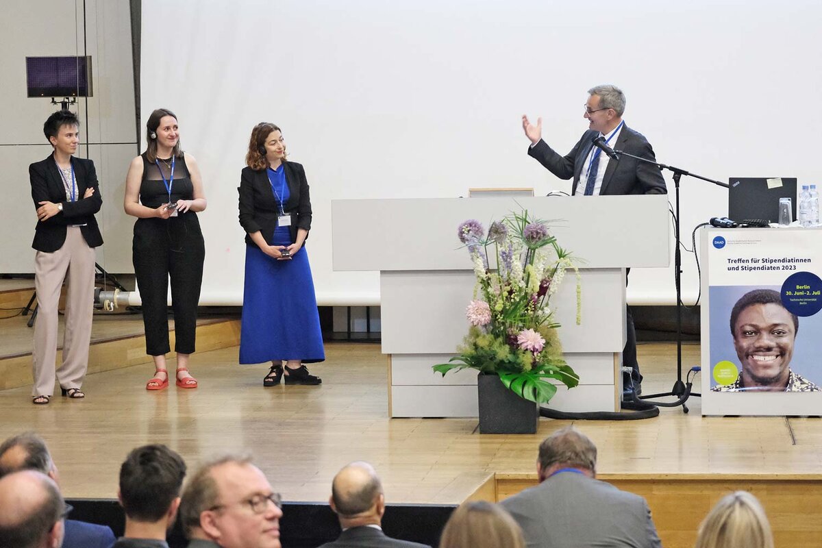 (from left) Janika Spannagel, Dr Elizaveta Potapova and Dr Milica Popović proudly watch their work being honoured by Peter Greisler (Head of the BMBF's Higher Education Division)