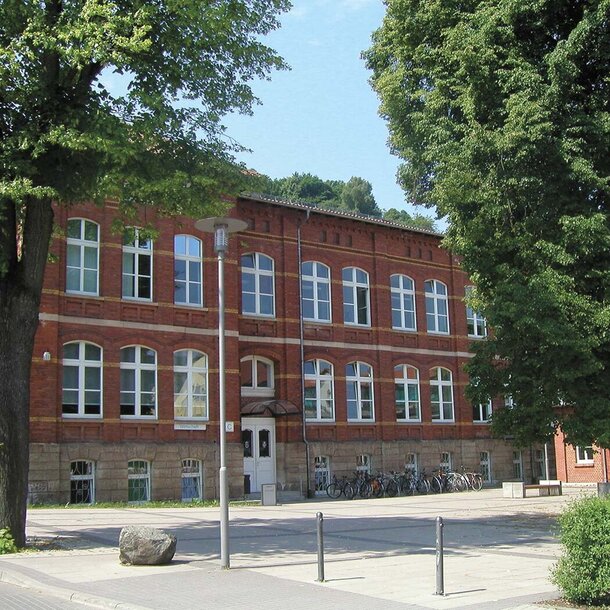 Bild von einem roten Ziegelbau der Hochschule Schmalkalden. 