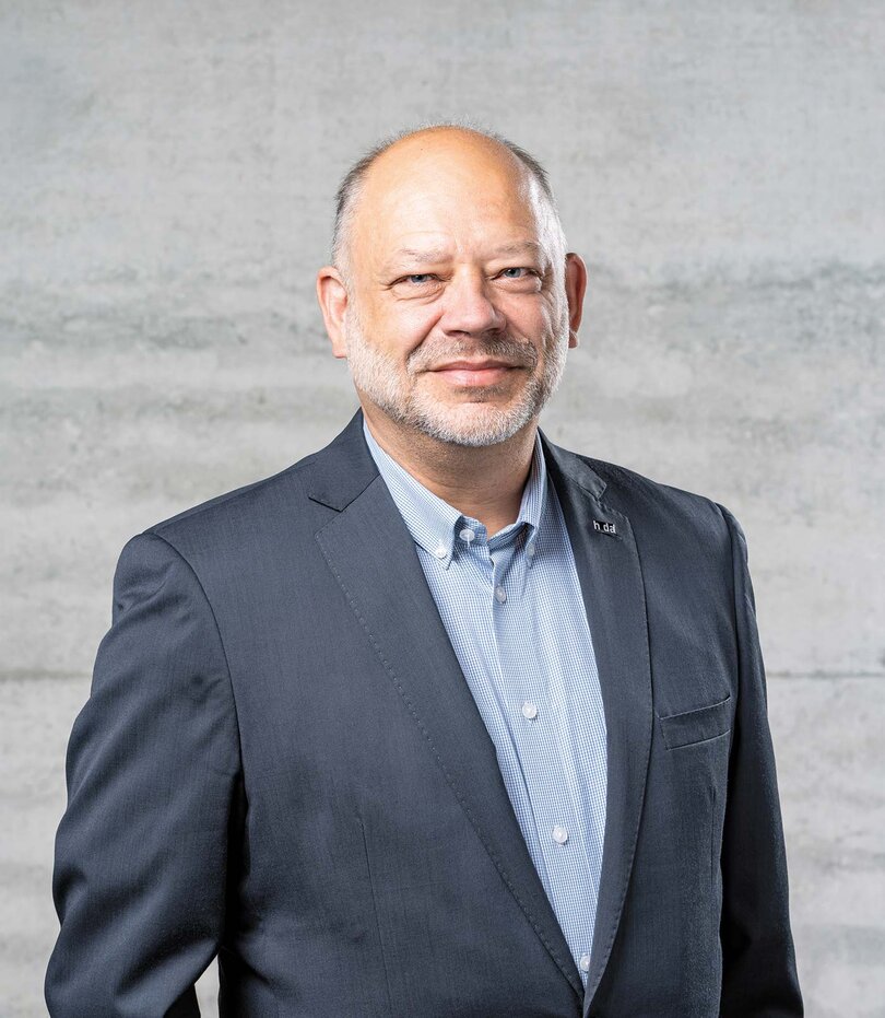 Porträtaufnahme von Professor Dr. Arnd Steinmetz, Präsident der Hochschule Darmstadt