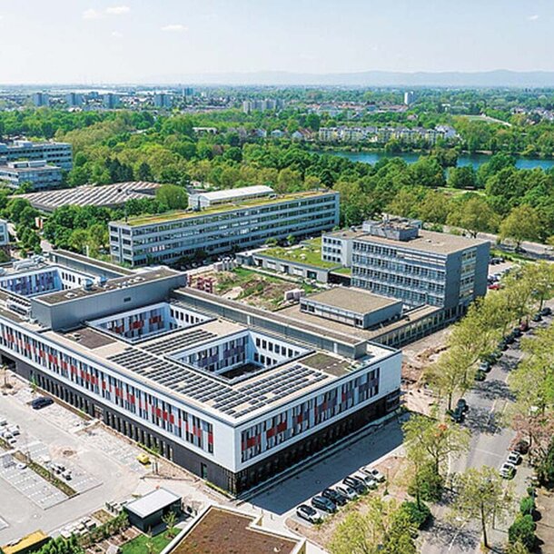 Luftbild vom Campus der Hochschule für Wirtschaft und Gesellschaft Ludwigshafen mit Rhein im Hintergrund